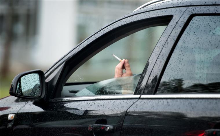 Rauchen im Auto? Unter bestimmten Bedingungen soll die Zigarette am Steuer verboten werden.
