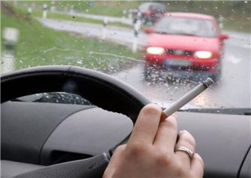 Rauchen im Auto: Wenn Kinder und Schwangere dabei mit an Bord sind, soll es verboten werden.