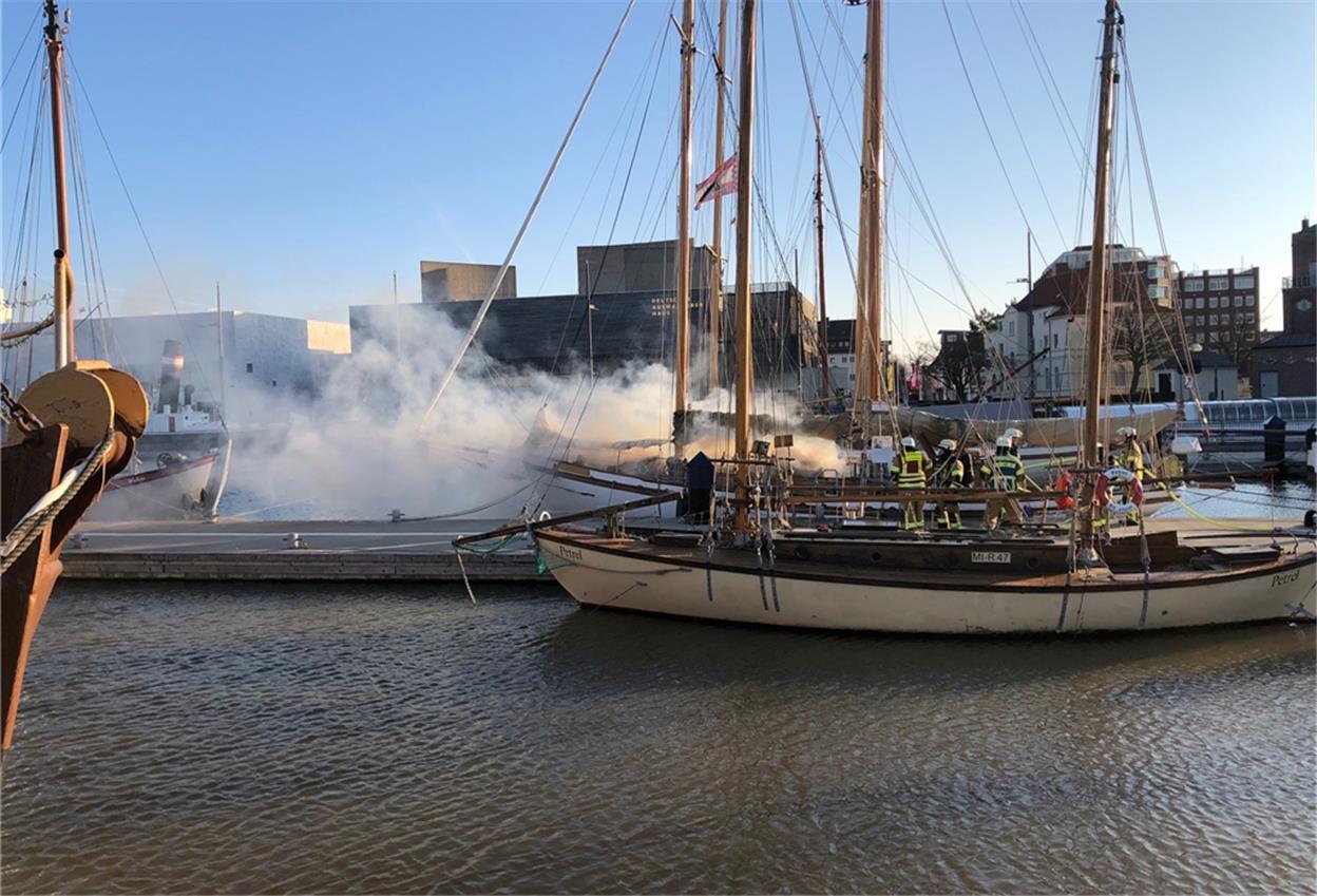Rauchentwicklung auf der „Enchantress II“ im Neuen Hafen.