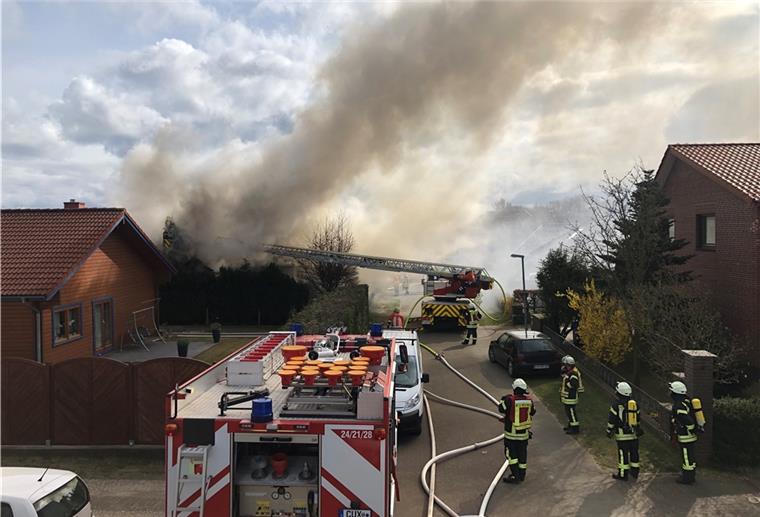 Rauchschwaden stiegen über dem Haus empor, die Feuerwehr löschte den Brand unter anderem per Drehleiter.