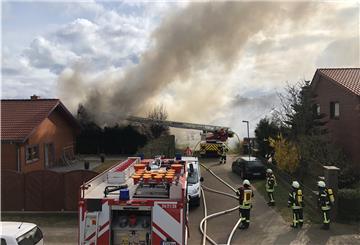 Rauchschwaden stiegen über dem Haus empor, die Feuerwehr löschte den Brand unter anderem per Drehleiter.