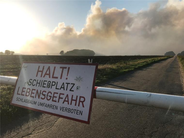 Rauchwolken steigen beim Moorbrand auf dem Gelände der Wehrtechnischen Dienststelle 91 (WTD 91) in Meppen auf

