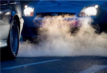 Rauchzeichen deuten: Wie lange werden die Hersteller noch Autos mit Verbrenner anbieten? Einige haben bereits einen Ausstiegsplan vorgestellt. 