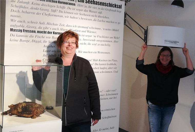 „Raum für Vermutungen“ heißt die derzeitige Sonderausstellung in Brake. Sabine Röben-Nonnast (links) und Dr. Christine Keitsch empfehlen Schauen, Lesen und Hören.