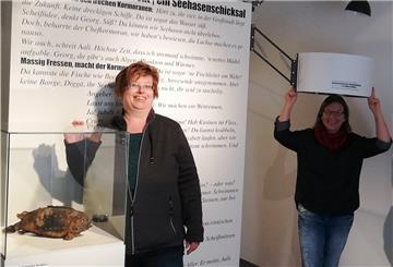 „Raum für Vermutungen“ heißt die derzeitige Sonderausstellung in Brake. Sabine Röben-Nonnast (links) und Dr. Christine Keitsch empfehlen Schauen, Lesen und Hören.