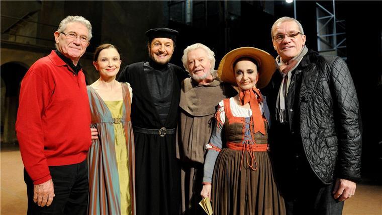 Ray Barra (erster von links) ist nach Angaben des spanischen Staatsballetts an seinem Wohnort im südspanischen Marbella gestorben. 