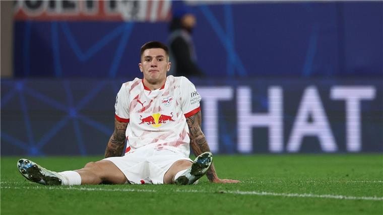 RB Leipzig frustriert und enttäuscht nach 2:3 gegen Juve RB-Doppeltorschütze Benjamin Sesko sitzt nach dem 2:3 enttäuscht auf dem Rasen.