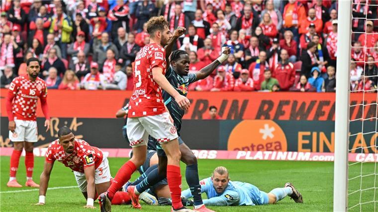 RB Leipzig (blau) hat gegen Mainz 05 (rot) einen ungefährdeten Sieg eingefahren.