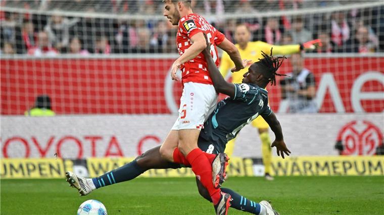 RB Leipzig um Amadou Haidara (r) gelang gegen Mainz 05 um Maxim Leitsch (l) ein glanzloser Sieg.