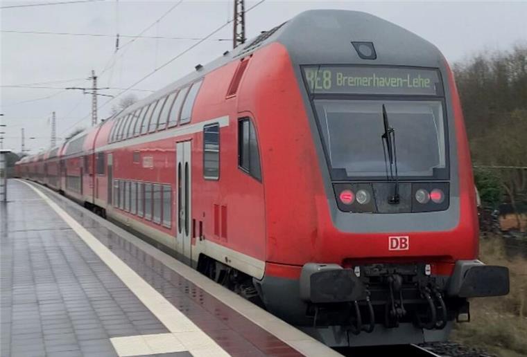 Der Regional-Express hält an einem Bahnhof.