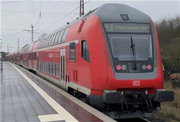 Der Regional-Express hält an einem Bahnhof.