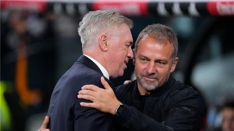Real-Coach Carlo Ancelotti (l) begrüßt Hansi Flick im Bernabéu. Der Gäste-Trainer freut sich am Ende über einen spektakulären Sieg.