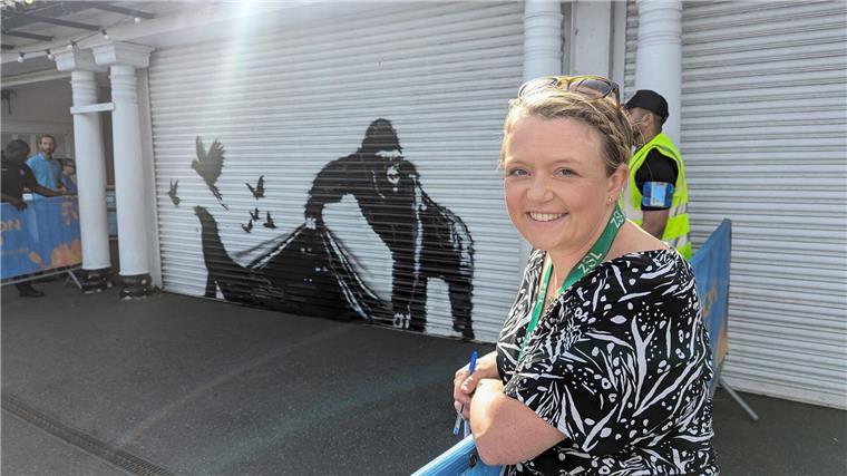 Banksy lässt am Londoner Zoo die Tiere frei Rebecca Blanchard vom Londoner Zoo zeigt sich begeistert von Banksys neuestem Werk.