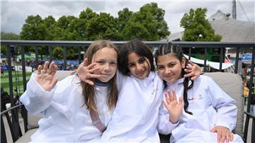 Rebecca, Mira und Layan haben aufregende Tage hinter sich.
