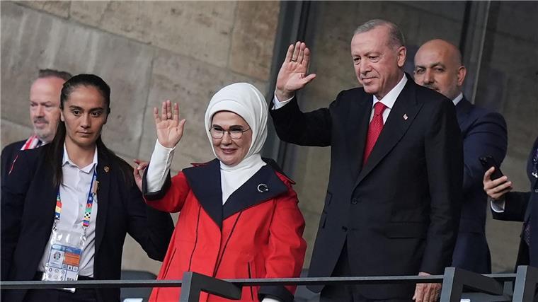 Recep Tayyip Erdogan (2.v.r), Präsident der Türkei, und seine Frau Emine Erdogan winken vor dem Spiel auf der Tribüne.