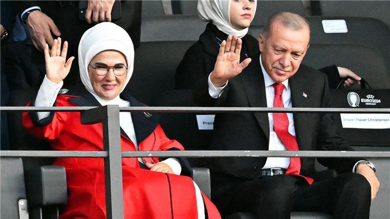 Recep Tayyip Erdogan (r), Präsident der Türkei, und seine Frau Emine Erdogan (l) winken vor dem Spiel auf der Tribüne.