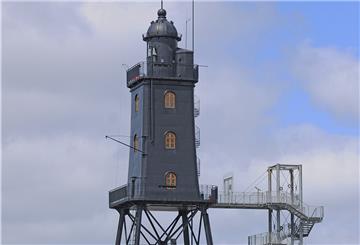 "Rechteckiger Kasten auf Stelzen": Der ungewöhnliche Leuchtturm Obereversand stand von 1887 bis 2003 weit draußen in der Nordsee, bis er mit großem, Aufwand ans Ufer in Dorum-Neufeld versetzt wurde.