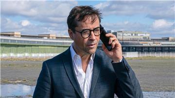 Rechtsanwalt Joachim Vernau (Jan Josef Liefers) in einer Szene des Films „Requiem für einen Freund“.