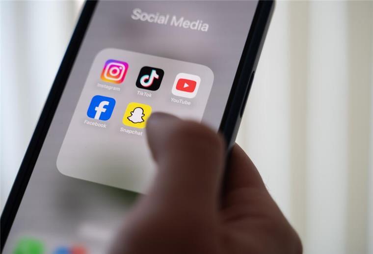 ARCHIV - 24.10.2024, Niedersachsen, Hannover: ILLUSTRATION - Eine Frau hält ein Smartphone, auf dessen Display verschiedene Social Media Apps angezeigt werden. (zu dpa: «Kultusministerium lehnt Verbot sozialer Medien unter 16 ab») Foto: Alicia Windzio/dpa +++ dpa-Bildfunk +++