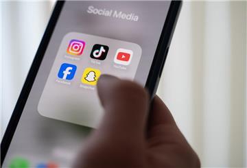 ARCHIV - 24.10.2024, Niedersachsen, Hannover: ILLUSTRATION - Eine Frau hält ein Smartphone, auf dessen Display verschiedene Social Media Apps angezeigt werden. (zu dpa: «Kultusministerium lehnt Verbot sozialer Medien unter 16 ab») Foto: Alicia Windzio/dpa +++ dpa-Bildfunk +++