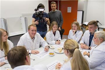 Redakteur Michael Nieberg und Kameramann Dennis Mätzig (SternTV) mit Prof. Dr. Hauke Hilz  und Studenten bei der Honigverkostung.