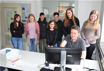 Redakteur Timo Kühnemuth (Foto) zeigte den Gästen, wie in der Redaktion gearbeitet wird (von links): Lotta Mynett, Greta Neumann, Jan Torkel, Jannike Kühnemuth, Levy Morawietz, Finja Spiekermann und Mayra Schulze.