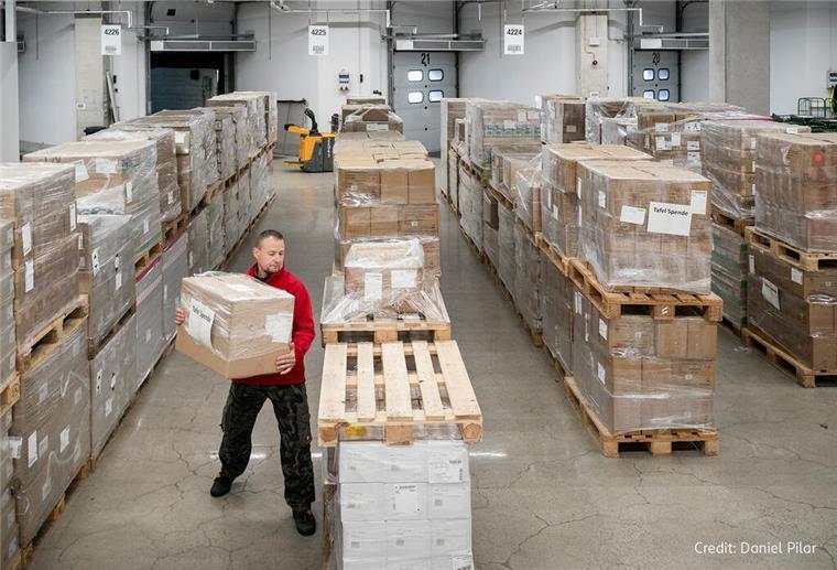 Regelmäßig erhalten Tafeln in ganz Deutschland Spenden von ROSSMANN, die sie an rund zwei Millionen bedürftige Menschen weitergeben. Dabei werden Großspenden über die ROSSMANN-Lagerstandorte koordiniert, während die Märkte direkt an nächstgelegene Tafelstandorte Produkte abgeben.