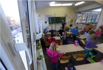 Regelmäßiges Lüften gehört wegen Corona zum Unterrichtsalltag. Die Stadt Brake stattet dank eines Förderprogramms des Bundes nun 44 Klassenräume mit stationären Luftfilteranlagen aus, die unter der Decke montiert werden.