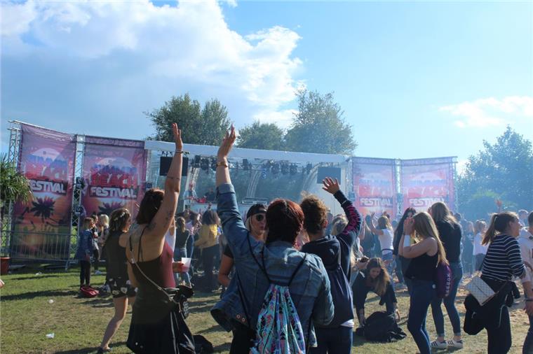 Summer Beach Festival: Regen macht dem Partyvolk nichts aus Regen? Egal!!! Partyalarm am Spadener See beim Summer Beach Festival.