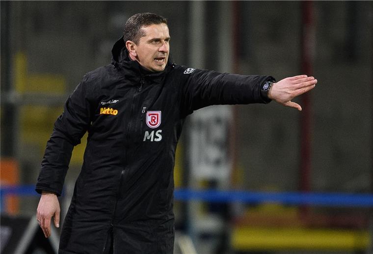 Fußball: 2. Bundesliga, Eintracht Braunschweig - SSV Jahn Regensburg, 22. Spieltag im Eintracht-Stadion. Regensburgs Trainer Mersad Selimbegovic gestikuliert am Spielfeldrand