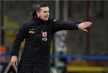 Fußball: 2. Bundesliga, Eintracht Braunschweig - SSV Jahn Regensburg, 22. Spieltag im Eintracht-Stadion. Regensburgs Trainer Mersad Selimbegovic gestikuliert am Spielfeldrand