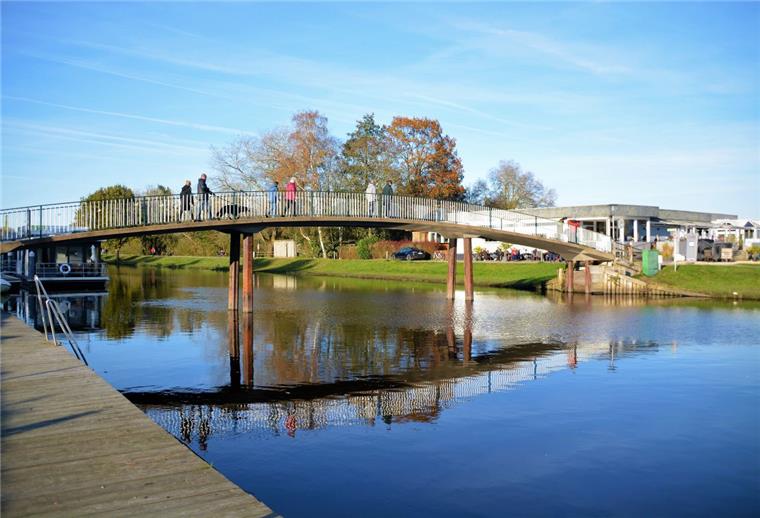 Reger Fußgängerverkehr herrschte in den letzten schönen Herbsttagen auf der Bogenbrücke in Bad Bederkesa, und so wird es auch über den Winter weiter möglich sein. 