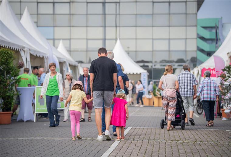 Reges Interesse herrscht an den einzelnen Ständen zum Thema Energie und Klima.