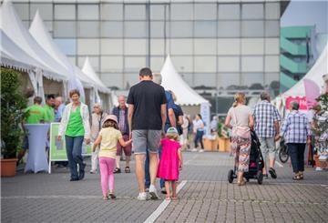 Reges Interesse herrscht an den einzelnen Ständen zum Thema Energie und Klima.