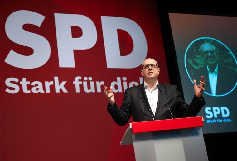 Mann am Rednerpult