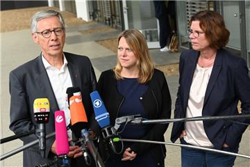 Schlussspurt: Regierungschef Carsten Sieling (SPD), Maike Schaefer (Grüne) und Kristina Vogt (Linke) sind sich sicher: Die rot-grün-rote Koalition steht. Am Wochenende muss aber noch darum gerungen werden, was sich der Senat von jetzt erarbeiteten Zielen leisten kann.