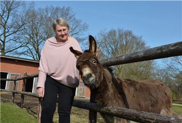 Regina Borchers mit einem ihrer Esel. Tiere gehören zu den wichtigsten Attraktionen auf dem Ferienhof.