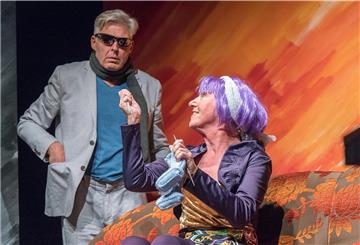 Regina Bührig und Carsten Lappöhn im aktuellen Stück „Mien Mann un siene Wiewer“. 