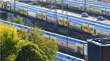 Regionalzüge des Anbieters Metronom stehen auf einer Abstellanlage.