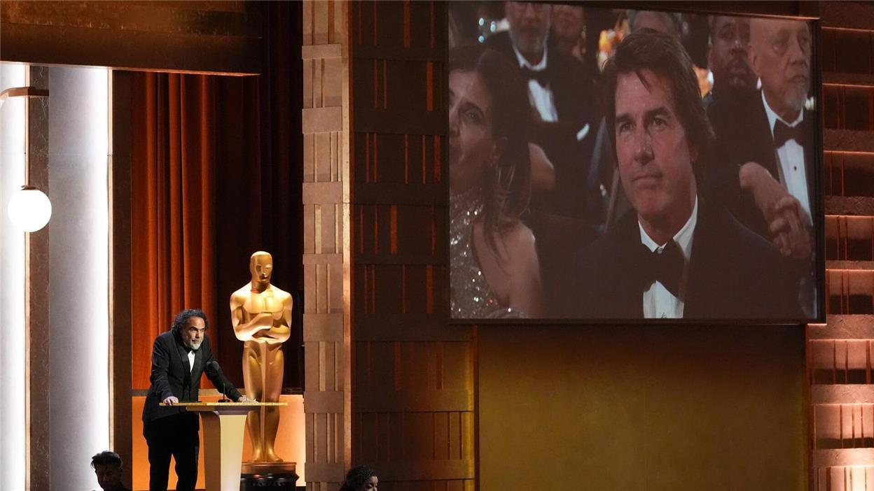 Tom Cruise und Dolly Parton mit Ehren-Oscars gekürt Regisseur Alejandro González Iñárritu stand bei der Gala auf der Bühne.