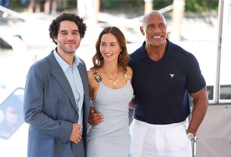 Regisseur Benny Safdie, Emily Blunt und Dwayne Johnson vor ihrer Pressekonferenz in Venedig.