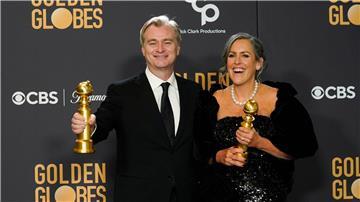 Regisseur Christopher Nolan freut sich mit seiner Frau, der Filmproduzent Emma Thomas, über die Golden Globes.
