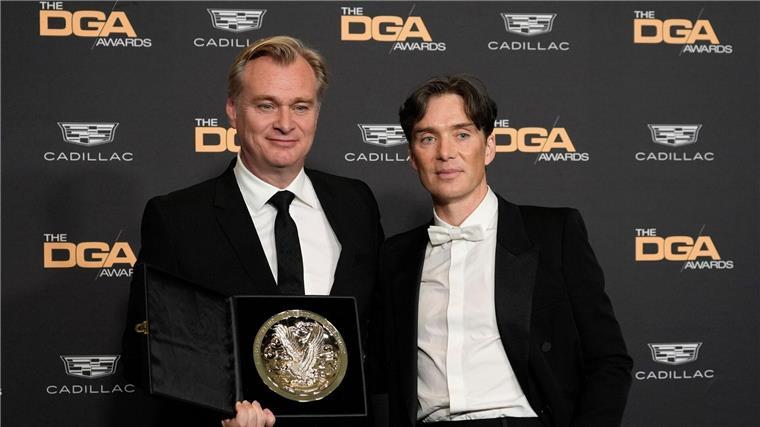 Christopher Nolan mit US-Regiepreis ausgezeichnet Regisseur Christopher Nolan (l) und der „Oppenheimer“-Hauptdarsteller Cillian Murphy bei den DGA Awards.