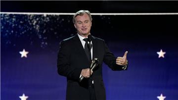Regisseur Christopher Nolan mit dem  Preis für die beste Regie für „Oppenheimer“ bei den Critics Choice Awards.