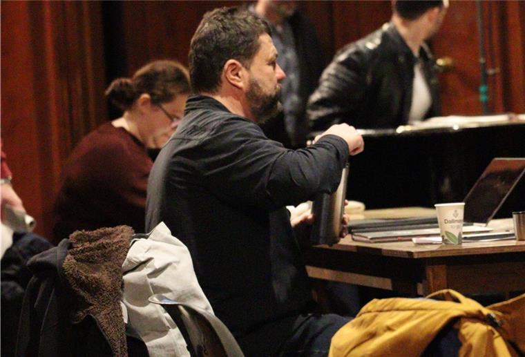 So cool wird der „Der kleine Horrorladen“ im Bremerhavener Stadttheater Mann am Tisch
