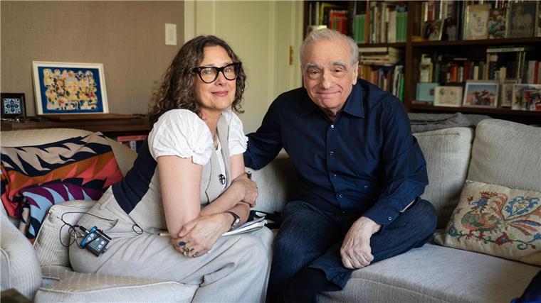Verletzliche Teenager, kriselnde Männer und kriegerische Frösche Eine Frau sitzt auf einer Couch mit einem älteren Herren, beide schauen in die Kamera. Regisseur Martin Scorsese spricht in einer fünfteiligen Doku über Kindheit, Karriere und Kino-Meilensteine. Weggefährten wie Robert De Niro und Steven Spielberg kommen zu Wort.