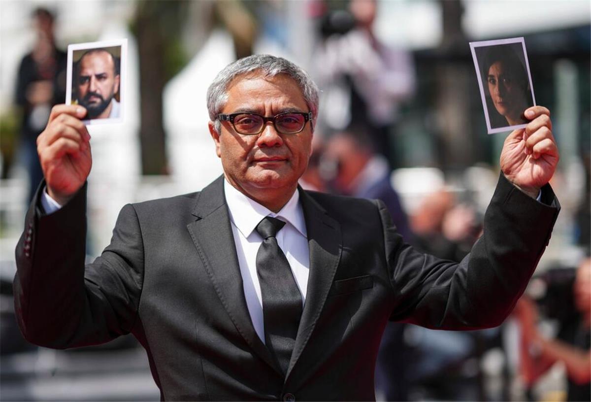 Iraner Mohammad Rasoulof soll Oscar für Deutschland holen Regisseur Mohammad Rasoulof hielt beim Filmfestival in Cannes Fotos der Schauspieler seines Films hoch. (Archivbild)