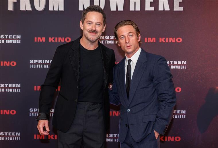 Jeremy Allen White feiert neuen Springsteen-Film in Berlin Regisseur Scott Cooper (l) und Schauspieler Jeremy Allen White kamen zur Premiere nach Berlin.