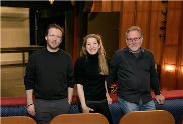 Regisseur Tim Egloff, Ausstatterin Nico Zielke und Schauspielleiter Peter Hilton Fliegel erzählen von einer Kosmetik-Verkäuferin in der Sinnkrise.