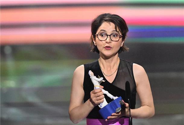 Appelle für offene Gesellschaft beim Bayerischen Filmpreis Regisseurin Polat hofft, „dass Menschlichkeit, Empathie und Respekt uns wieder zusammenführt“.